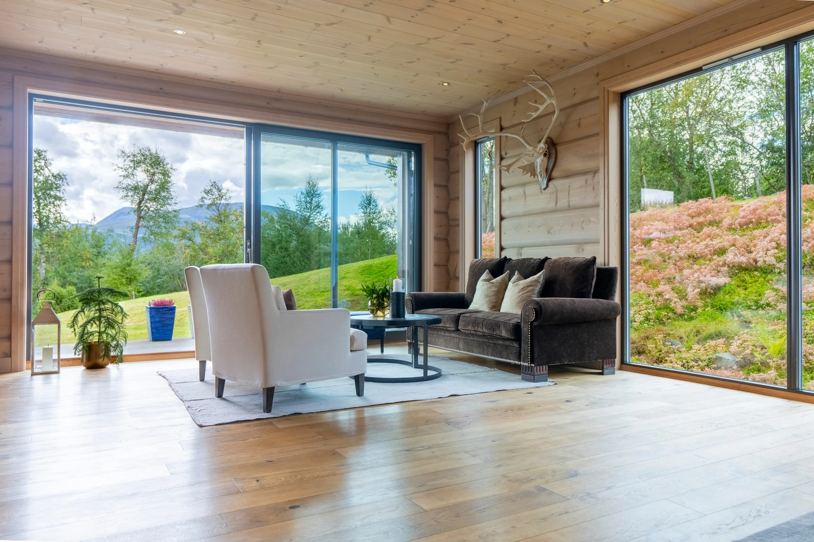 Det er god takhøyde, samt store vindusflater som byr på rikelig med naturlig lys. Galleribilde