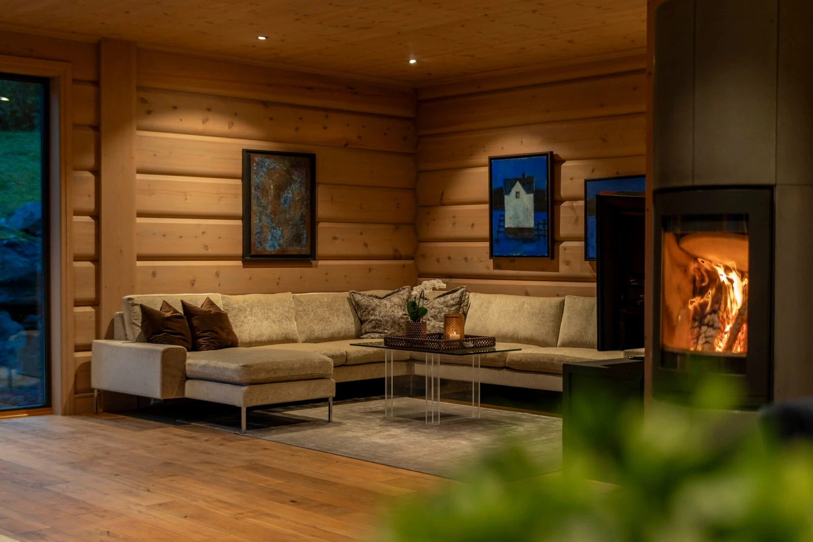 Det er innredet en lekker peisovn i rommet som bidrar til en lun og god stemning. Galleribilde