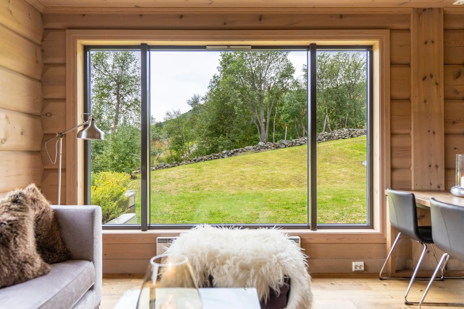 Her er det også store vindusflater som gir rikelig med naturlig lys. Galleribilde