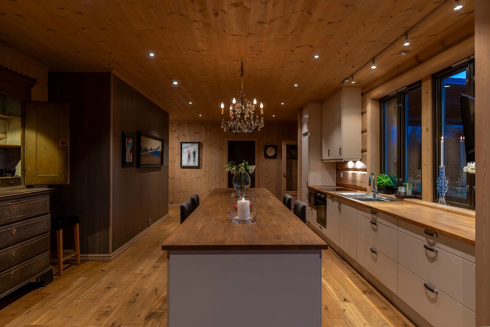 Tiltalende og moderne kjøkken fra byggeår (2015) som fremgår av meget god standard og har fått tilstandsgrad 1 av takstmann. Galleribilde