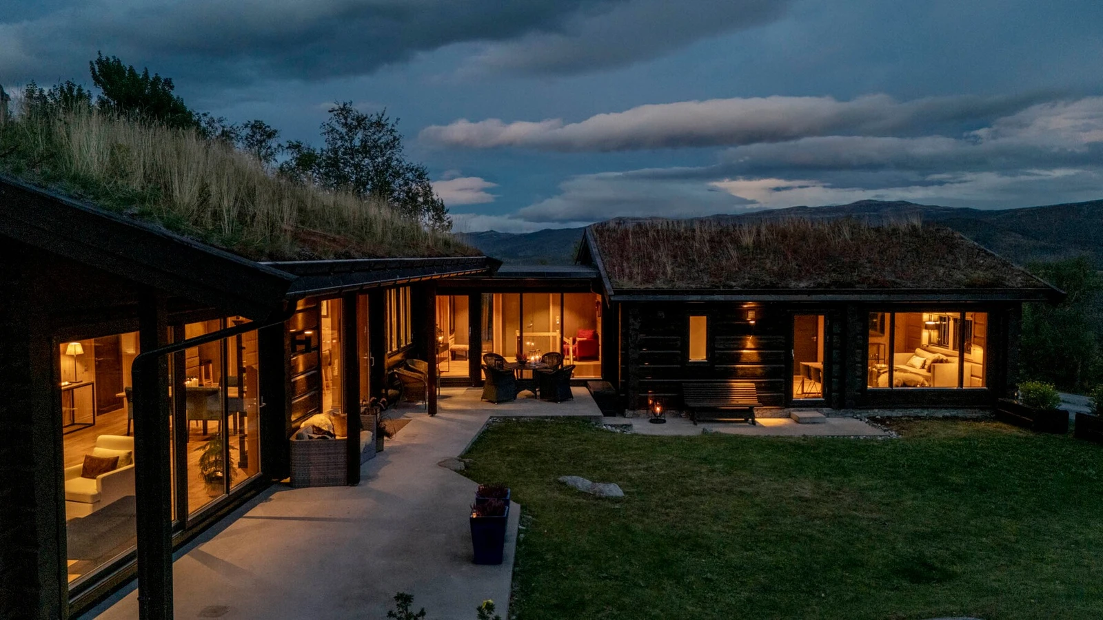 Man har enkel tilgang til utearealet fra flere plasser i boligen. Galleribilde