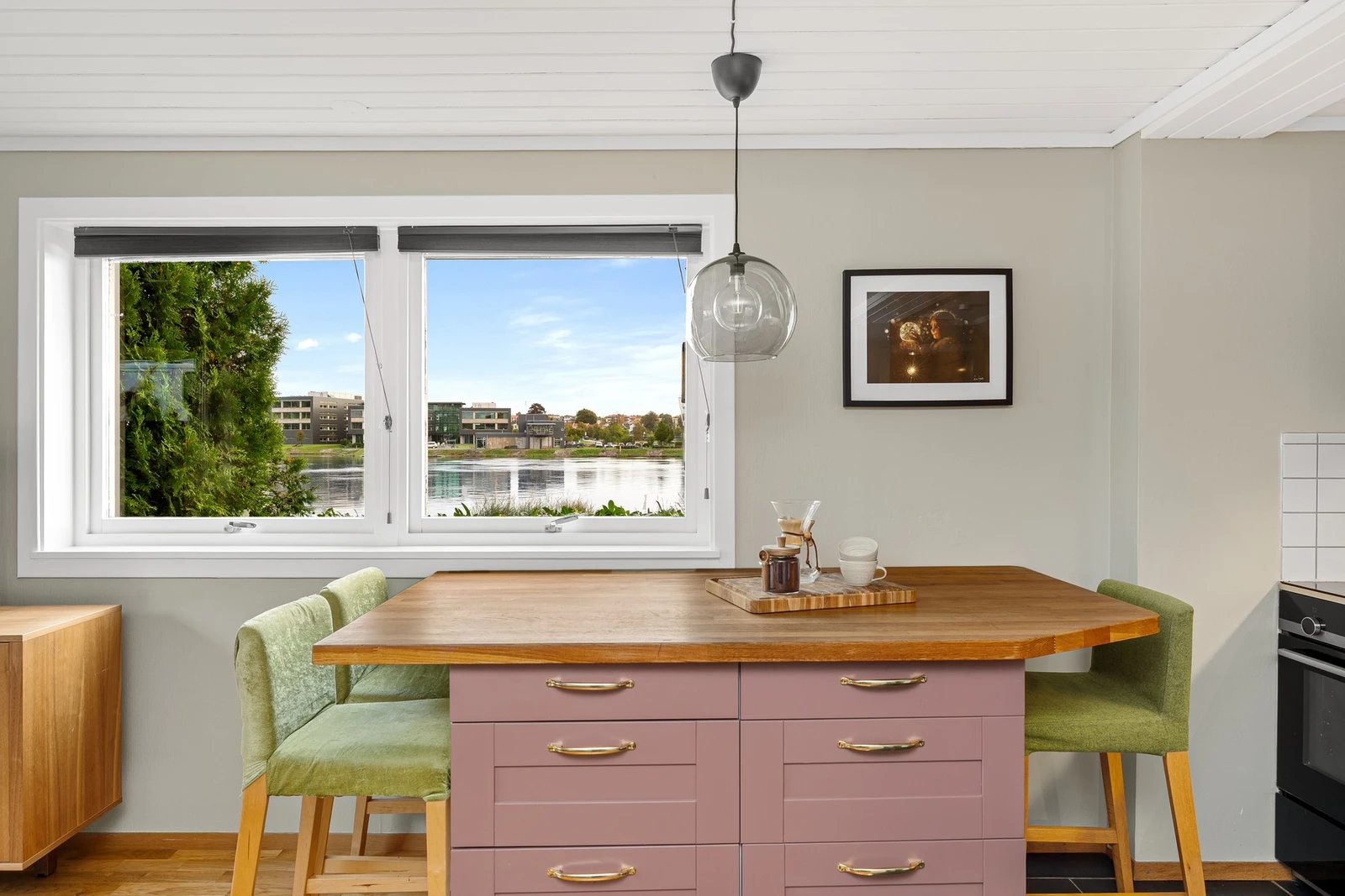 - Praktisk kjøkkenøy som gir ekstra benkplass | Her kan man kokkelere med fantastisk utsikt - Galleribilde