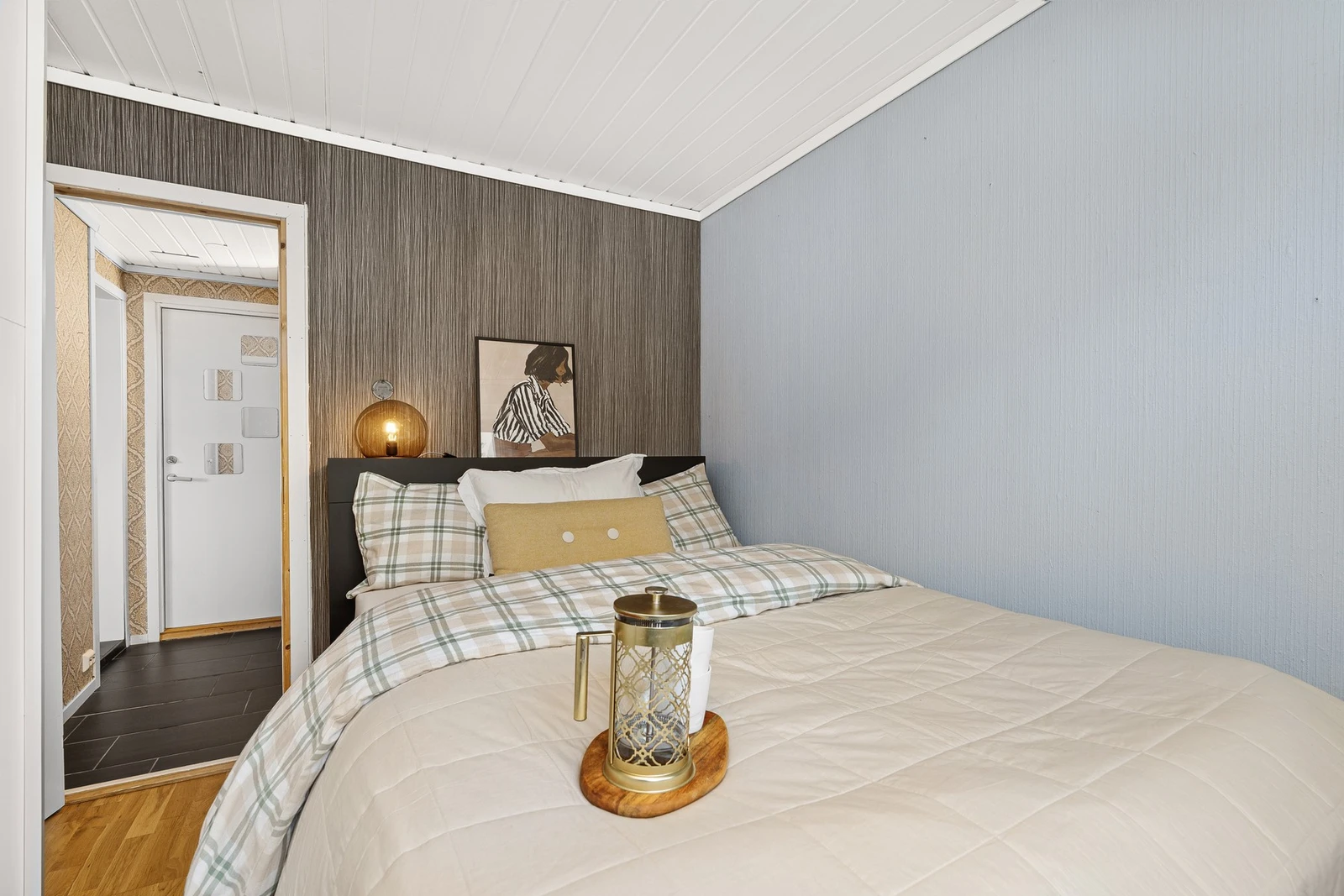 - Soverom | Det er god plass til garderobeskap som er satt inn. Dette vil også medfølge handelen - Galleribilde