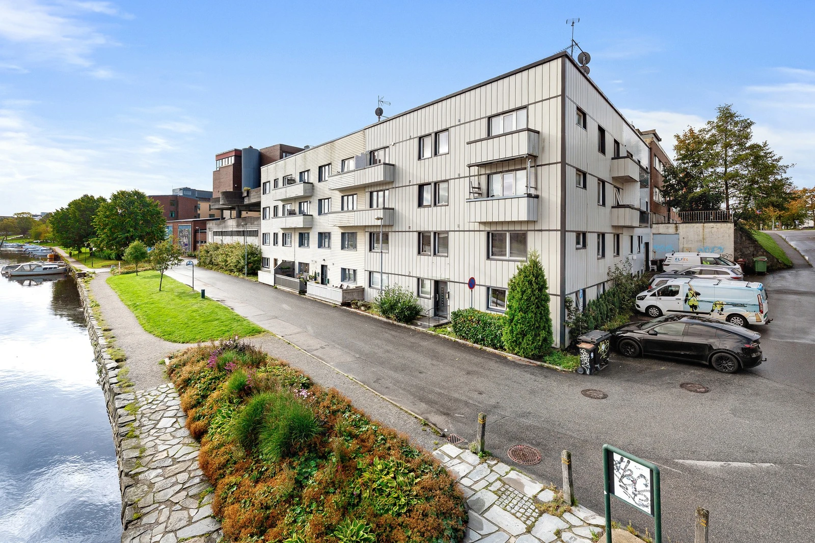 - Elvegata ligger fantastisk til like ved Otra | Leiligheten ligger også på enden/hjørnet - Galleribilde