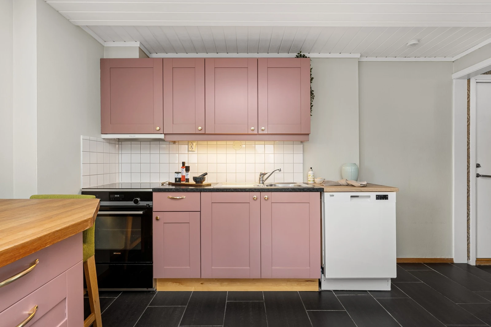 - Sjarmerende og meget pent kjøkken som er blitt malt i nyere tid - Galleribilde