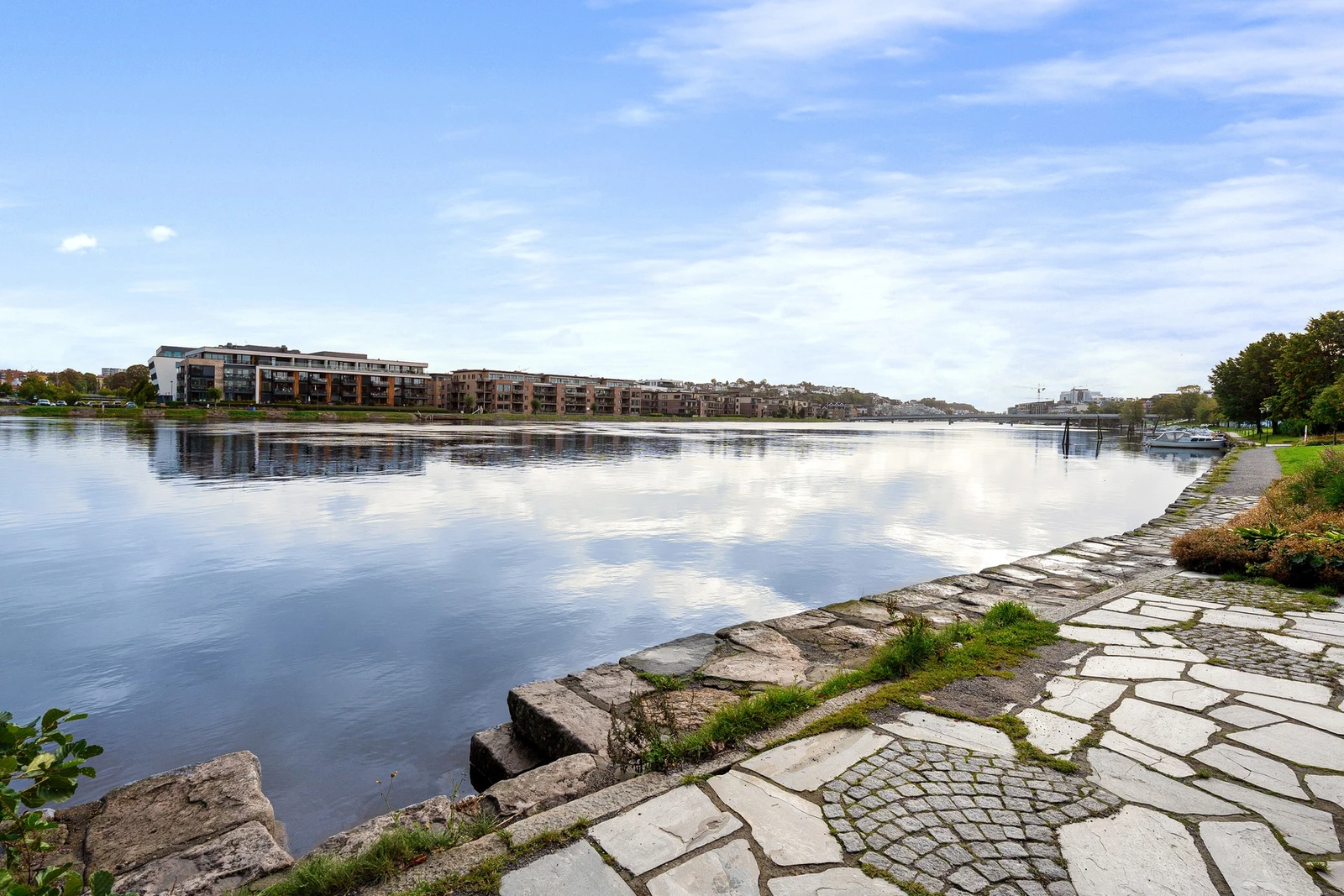 - Om du er glad i å bade, er det noen få meter fra leiligheten til en frisk dukkert - Galleribilde