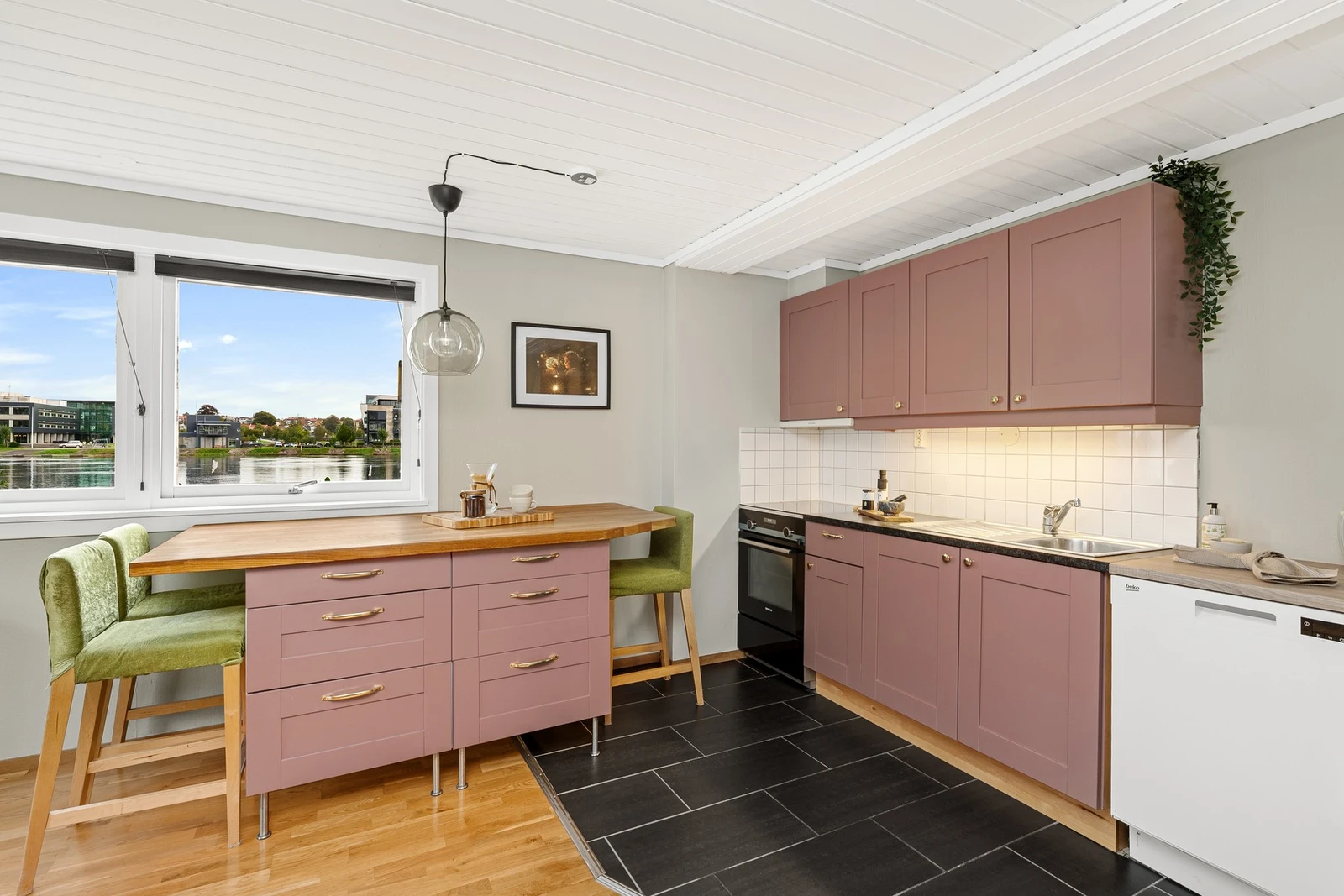 - Flere, gode vindusflater som skaper fint lysinnslipp - Galleribilde