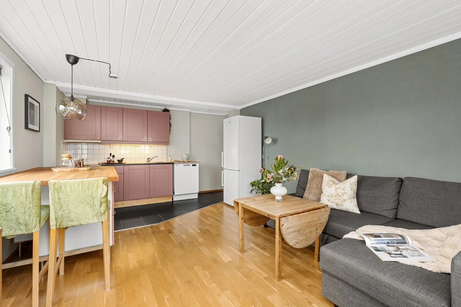 - Stuen fremstår som romslig med god plass til sofagruppe og tilhørende møbler - Galleribilde