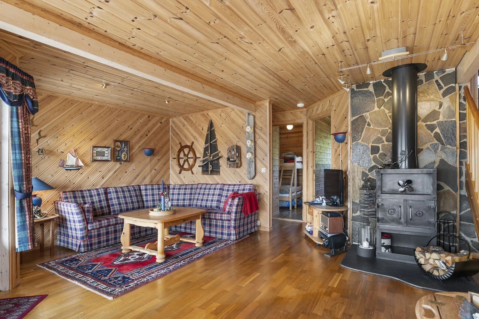 Stue med plass til sofagruppe. Her finner vi også vedovn. Galleribilde