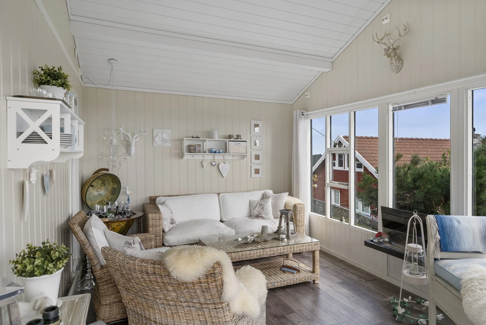 Et hyggelig sted hvor man kan trekke seg tilbake når kveldene blir kaldere. (Det foreligger ingen dokumenter om hagestue i kommunale dokumenter, denne er ikke omsøkt. Deler av Hagestue ligger over på naboeiendom). Galleribilde