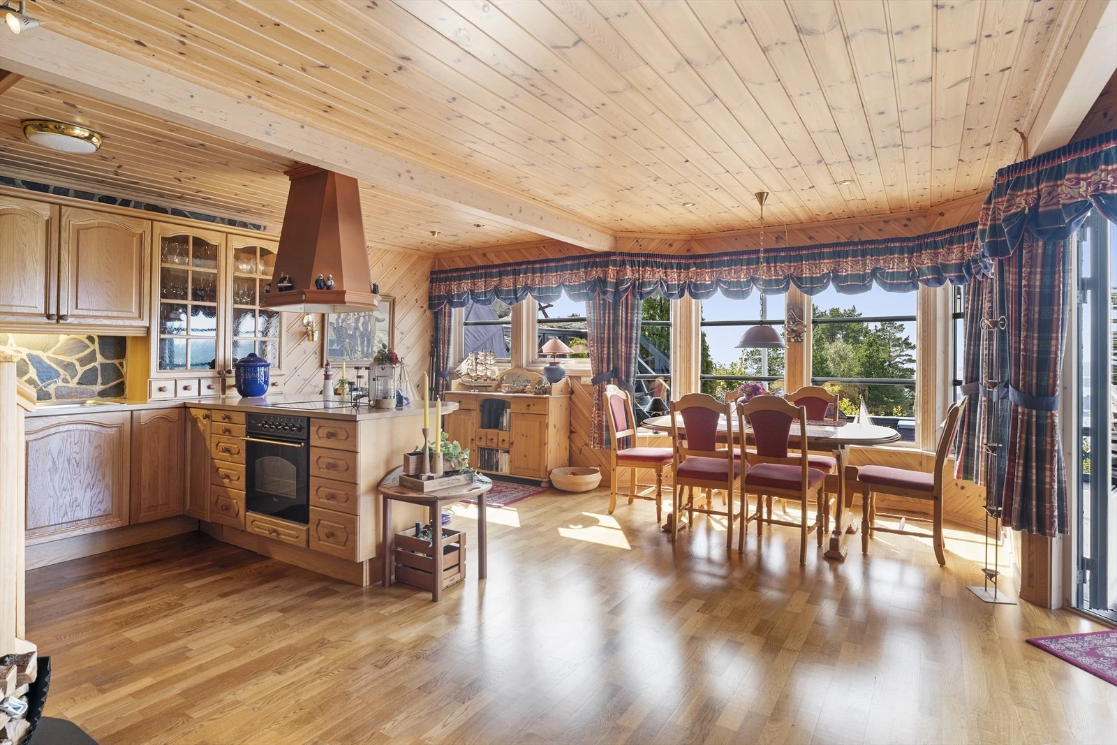 Fra kjøkken har man flott utsikt mot omgivelsene og til spisestuen. Galleribilde