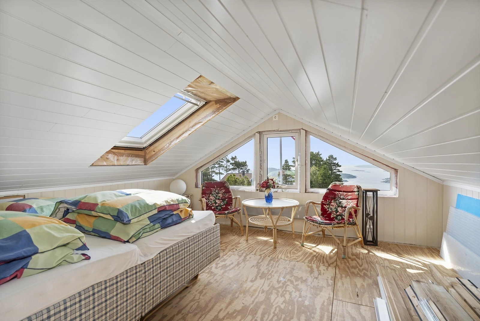 Loft er delvis innredet, det foreligger ikke tegninger av loft. men det er montert vinduer på loft i sydgavl og 2 takvinduer er montert. Dette er fasadeendringer som kan være søknadspliktige. Galleribilde