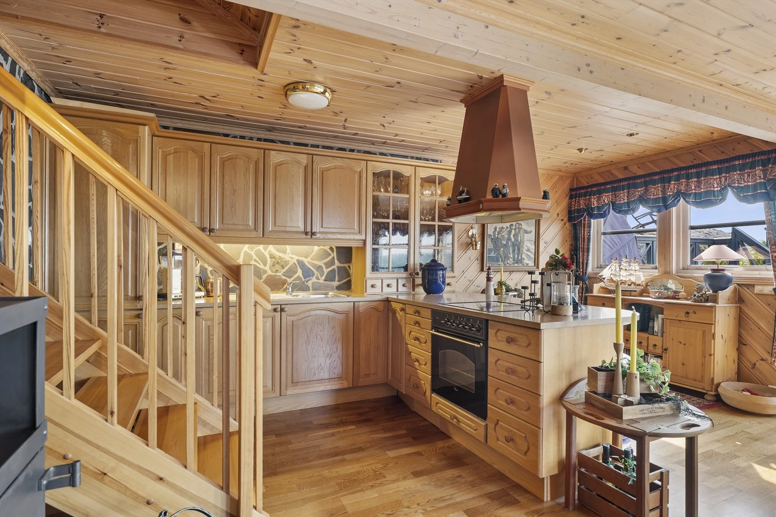 Kjøkken med profilert fronter og integrerte hvitevarer. Galleribilde