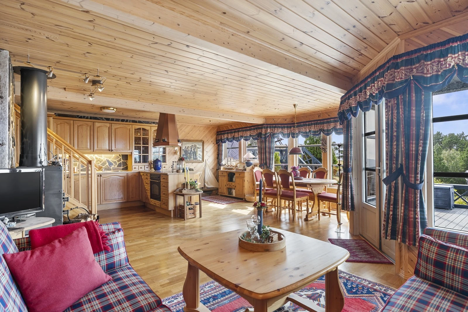 Stuen og kjøkkenet har en åpen løsning som gjør rommet svært sosialt. Galleribilde