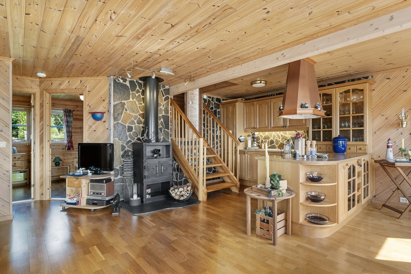 Så kommer vi ned til 1. etasje hvor man har stue/kjøkken og 2 soverom. Samt bad. Galleribilde