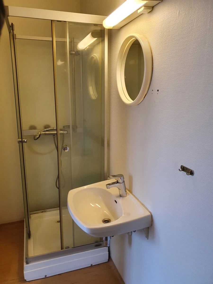 Egen dusj og servant i eget bad Galleribilde