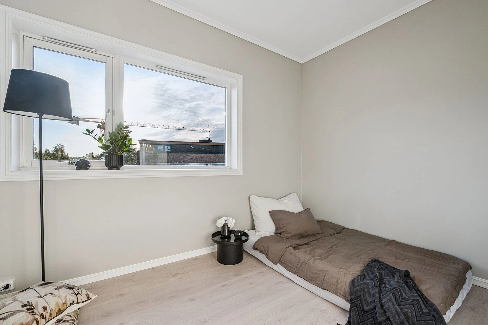 Enkel å innrede etter behov med plass til seng og skrivebord.