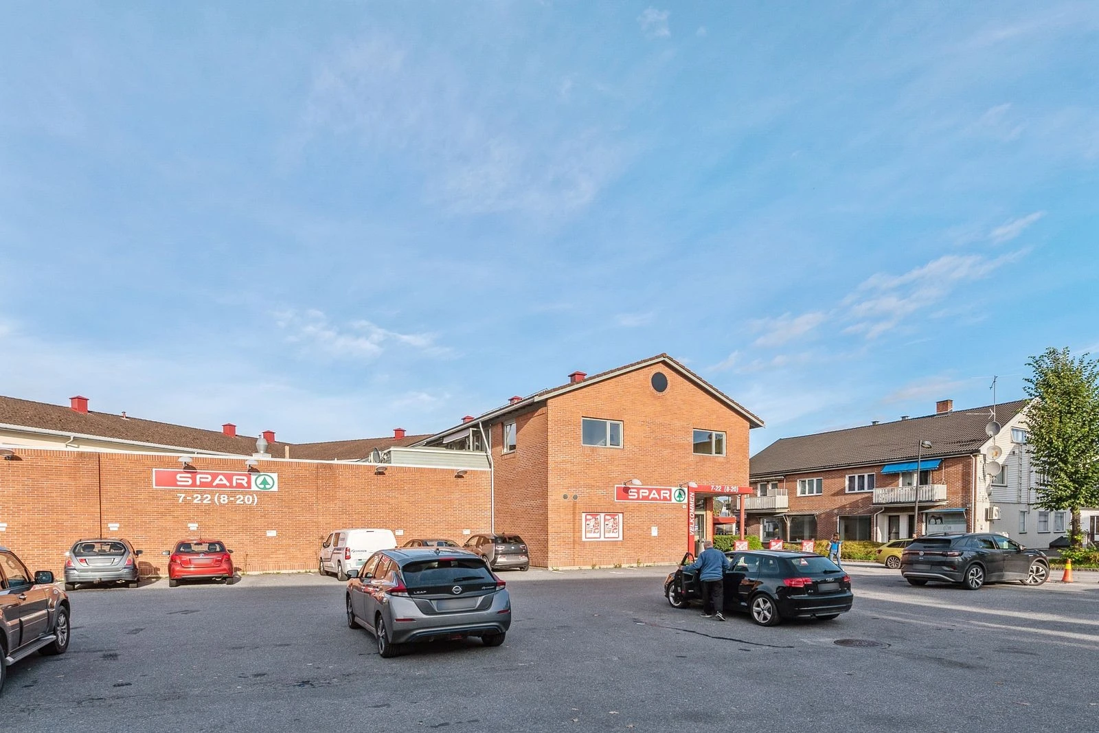 Midt i Hokksund sentrum med Spar og servicetilbud i første etasje.