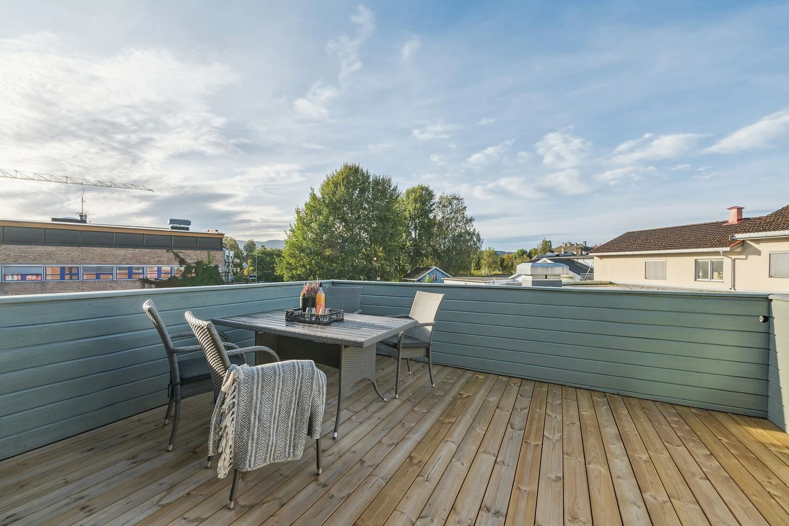 Perfekt for hyggelige sommerdager og kvelder samt god plass til grill og utemøbler.