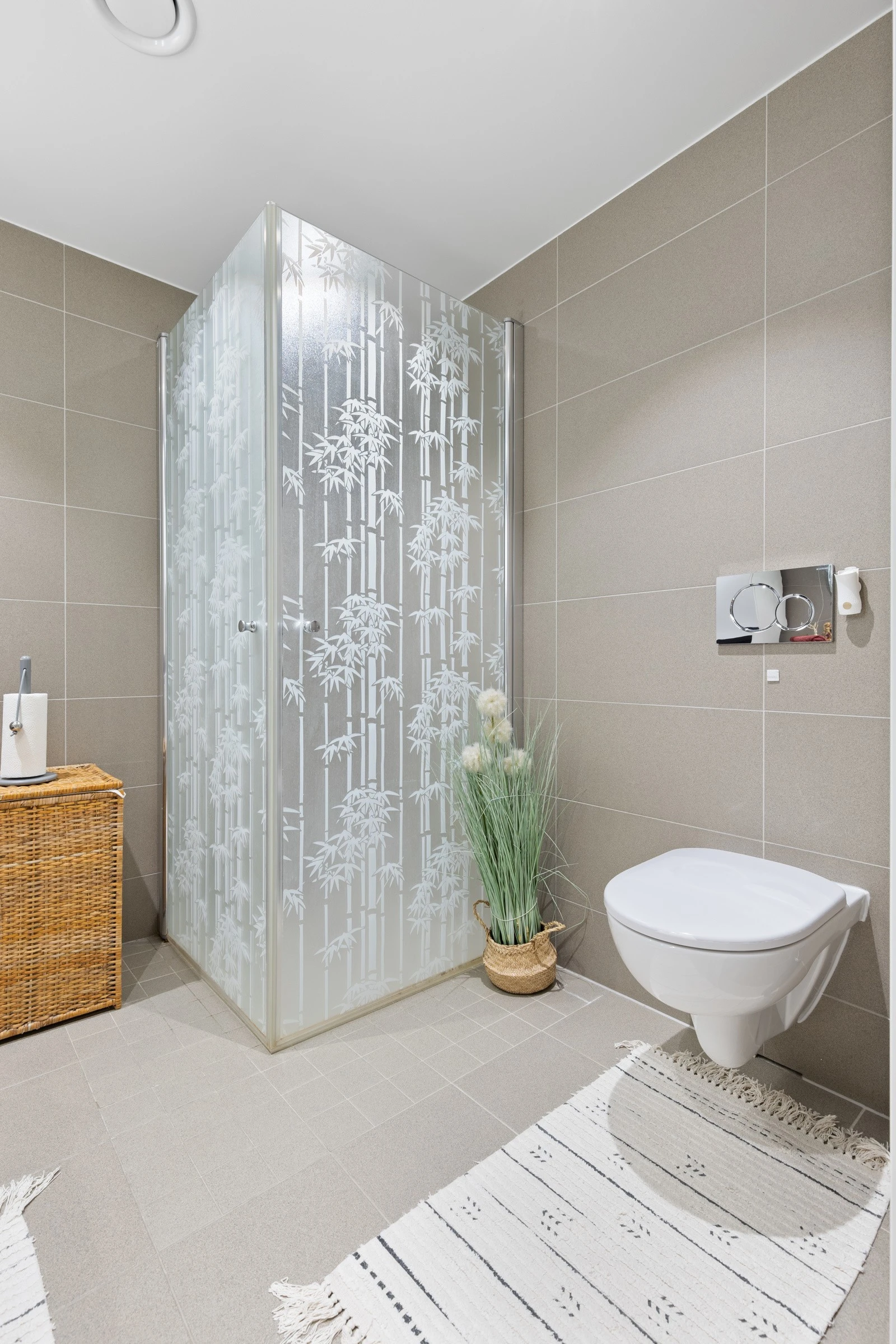 Separat dusjhjørne med hånddusj og innfellbare dusjvegger i glass. Rommet har opplegg og plass for vaskemaskin. Himlingen er pent lyssatt med LED downlights. FDV-dokumentasjon foreligger. Galleribilde