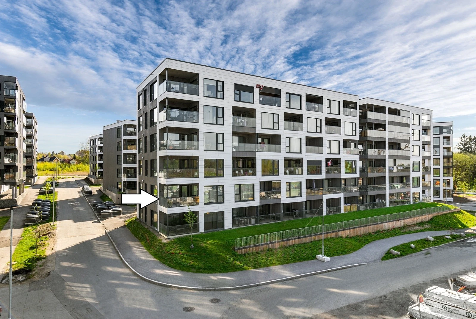 Nyere og moderne 4-roms selveid hjørneleilighet beliggende i den nye og spennende bydelen syd for Jessheim sentrum. Området er i stadig utvikling så her vil du oppleve en god miks av ulike leilighetstyper, butikker og trivelige uteområder. Galleribilde