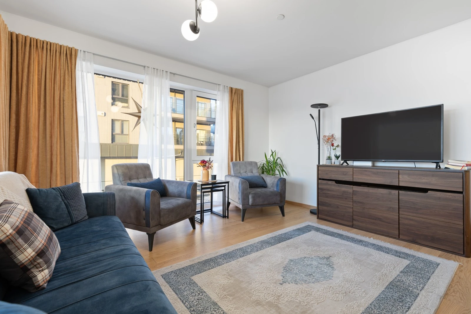 Rommet har uttak for bredbånd/kabel TV. Grunnpakken for Tv-signaler og internett inngår i felleskostnadene. Galleribilde