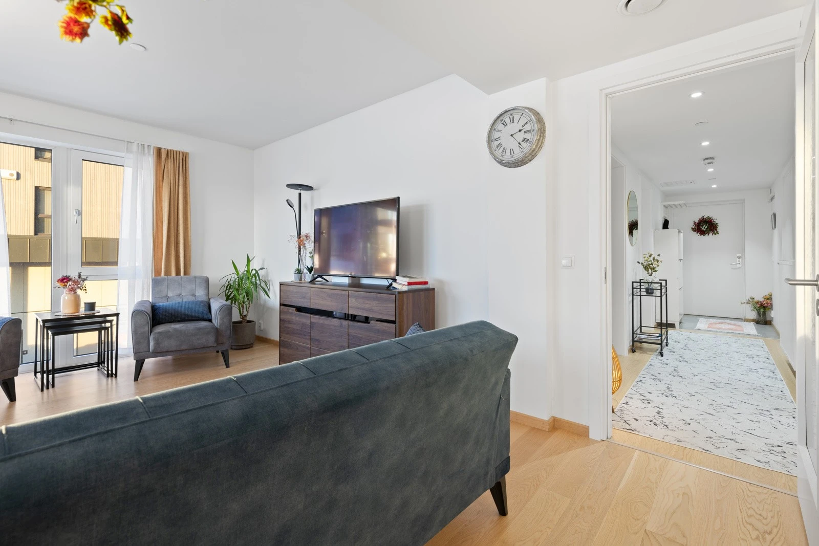 På gulvet er det lagt enstavs hvitpigmentert parkett som strekker seg sømløst inn i kjøkken, gang og soverom. Galleribilde