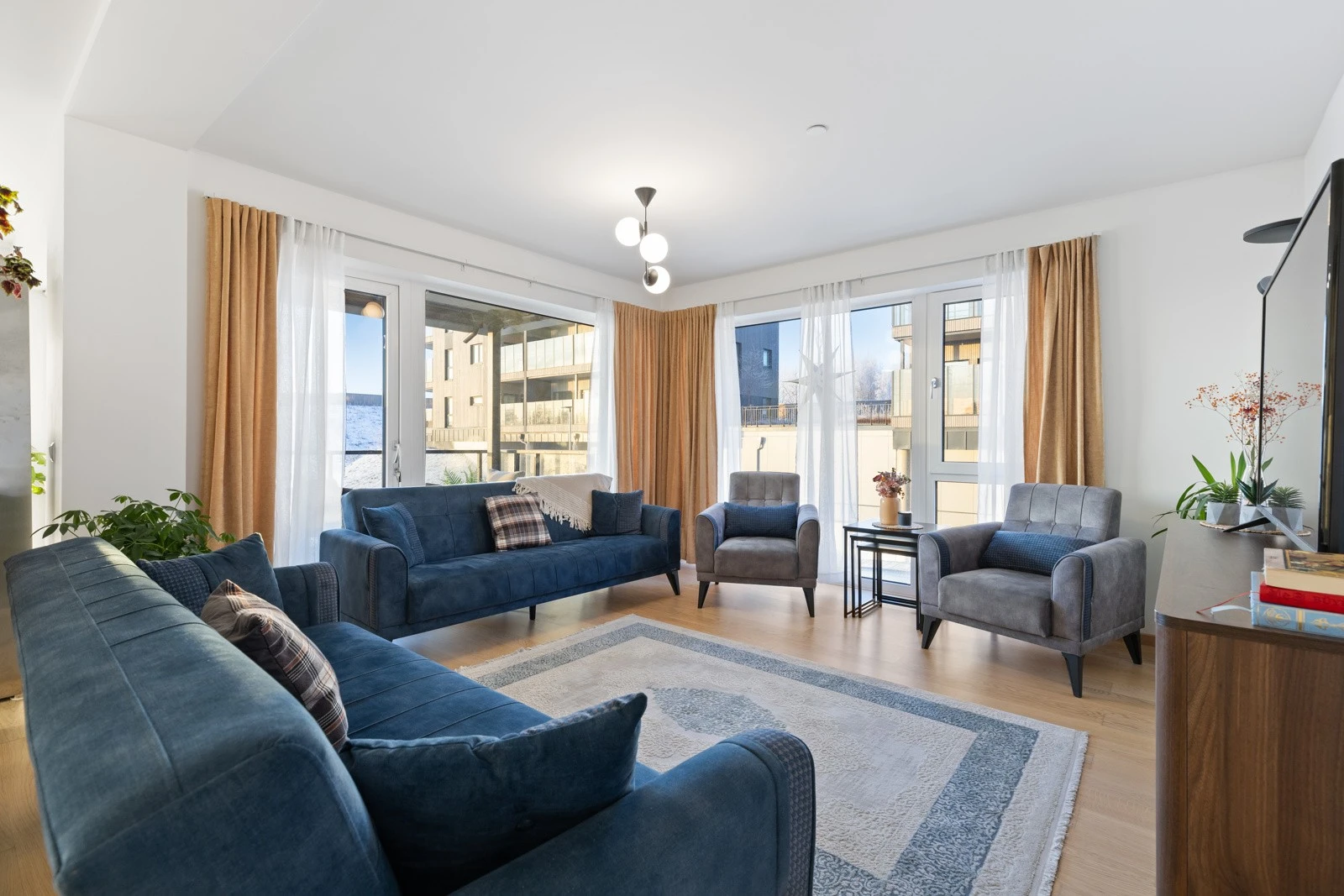 Den åpne stuen fremstår som meget innbydende i lyse, delikate fargevalg. Store vindusflater fra gulv til tak slipper inn rikelig med lys og den flotte takhøyden på hele 2,49 meter gir en luftig romfølelse. Galleribilde