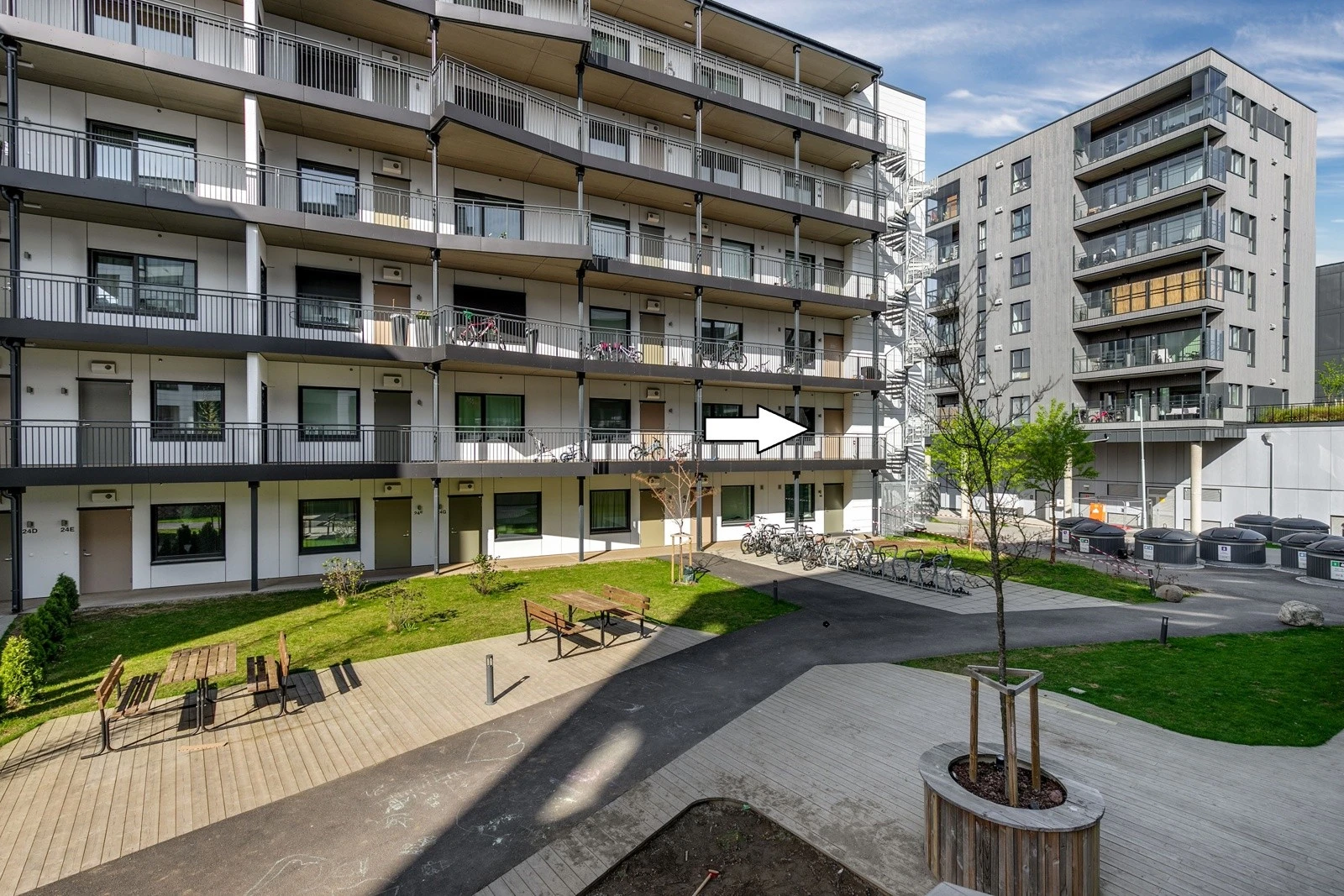 Området er i stadig utvikling så her vil du oppleve en god miks av ulike leilighetstyper, butikker og trivelige uteområder i årene som kommer. Gangavstand til Jessheim sentrum m/alt av servicetilbud og fasiliteter. Galleribilde