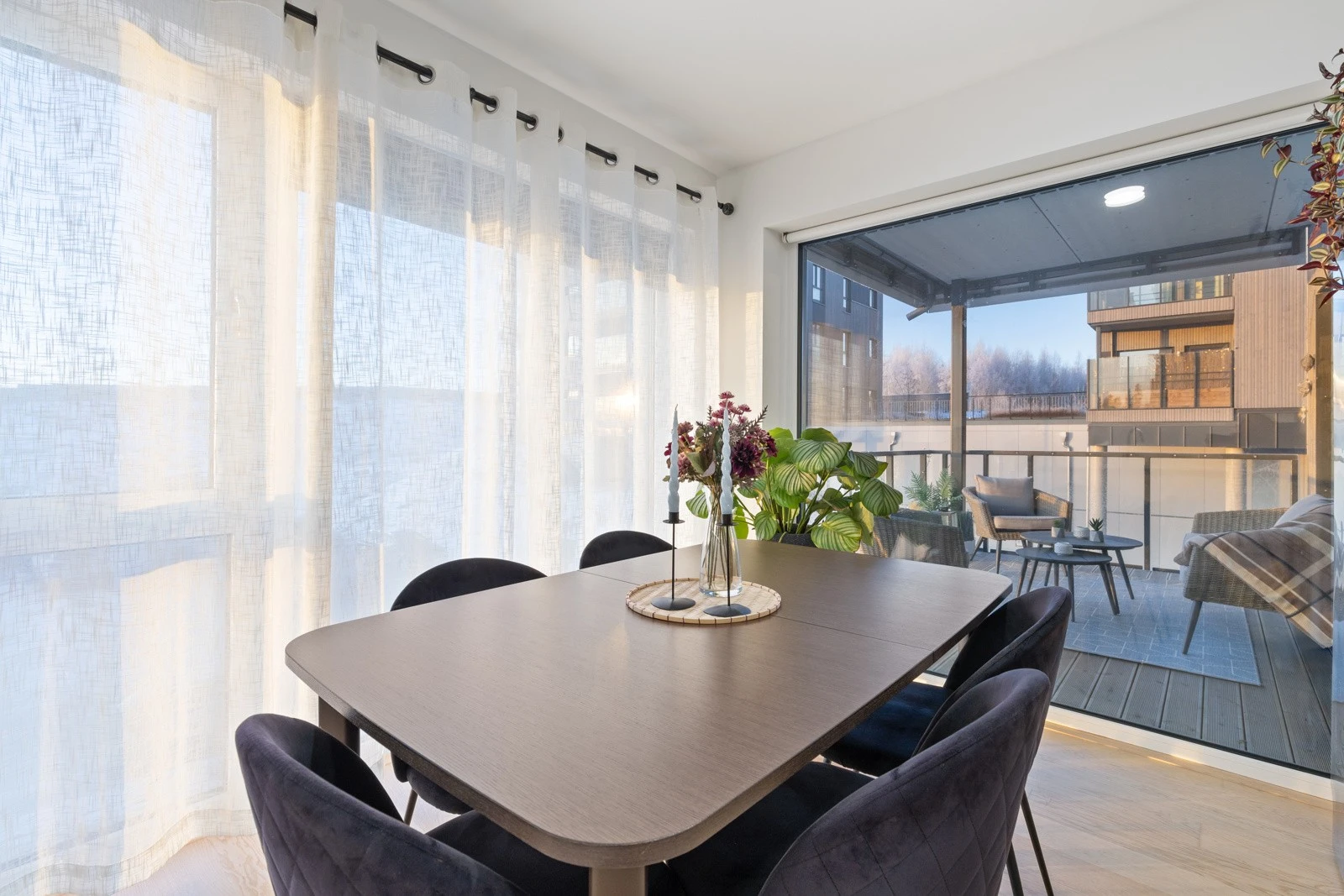 God plass til koselig spisestue i forkant av kjøkkenet. Flott lys fra store vindusflater. Galleribilde