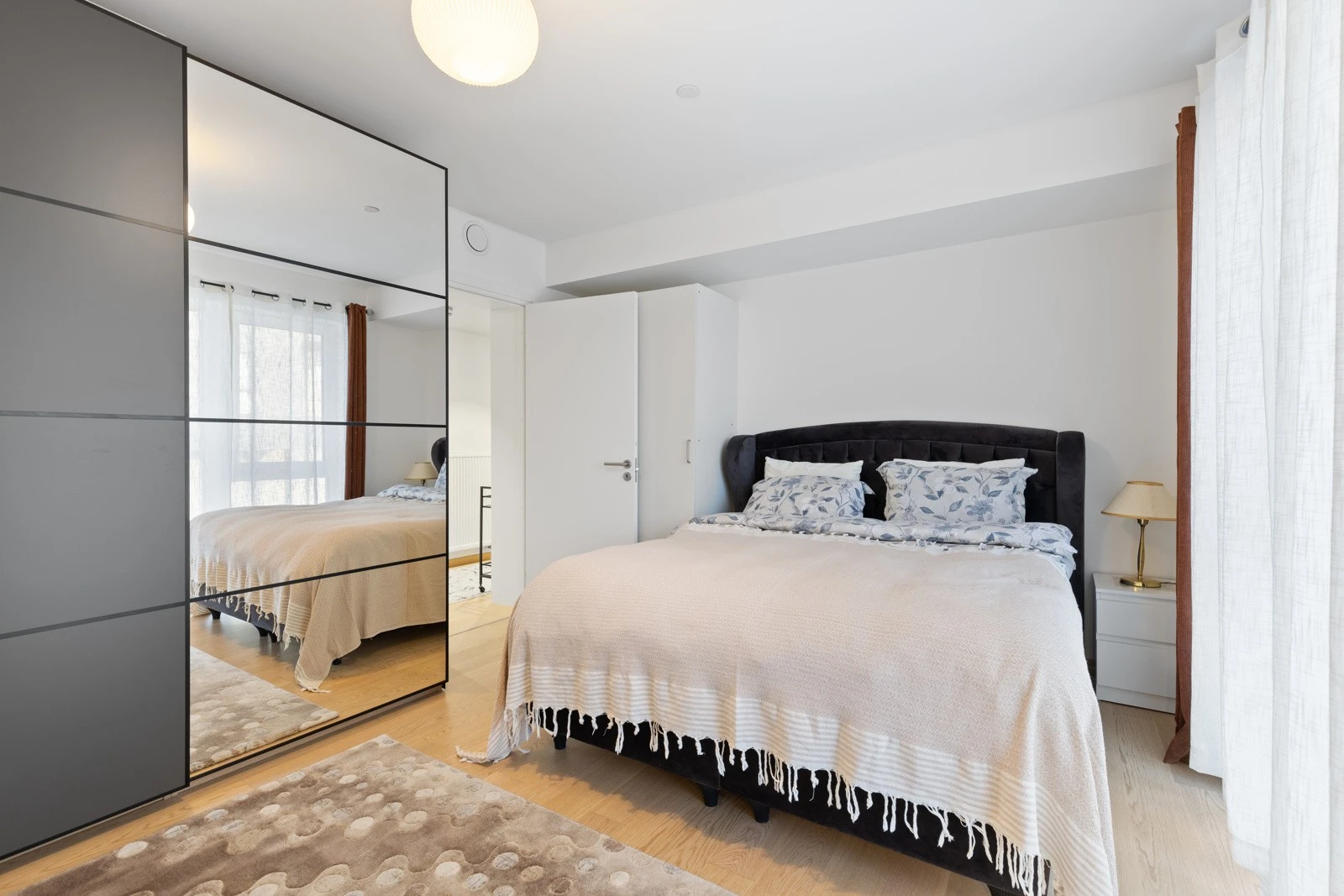 Leiligheten har tre romslige og meget tiltalende soverom, alle av samme gode kvalitet og standard som resten av leiligheten. Galleribilde