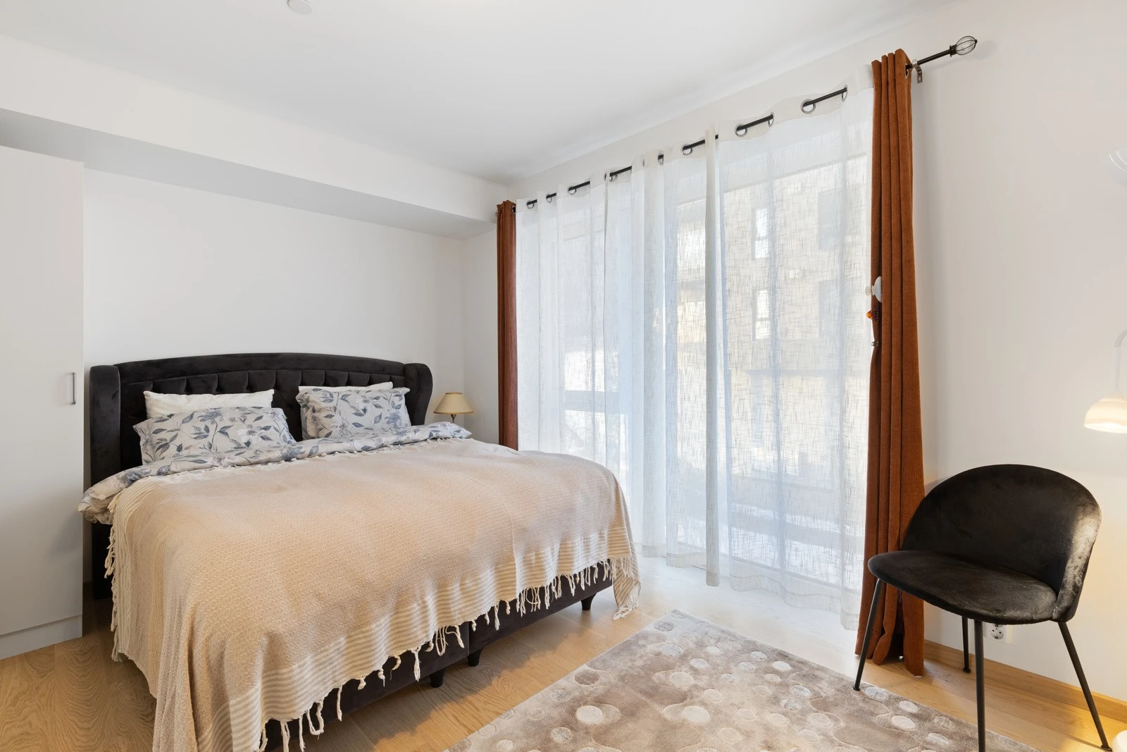 Hovedsoverommet har lysmalte veggflater, enstavs hvitpigmentert parkett på gulv og et særdeles stort vindu som slipper inn rikelig med lys. Det er satt inn en stilren skyvedørsgarderobe. Galleribilde