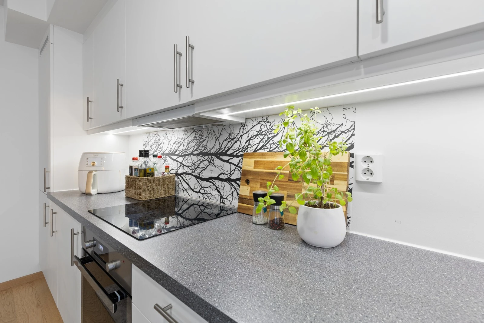 Automatisk vannstopper er montert, samt komfyrvakt under ventilator. Galleribilde