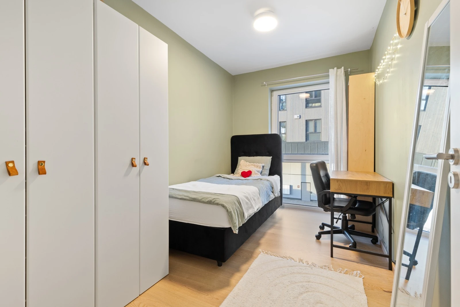 Soverom 2 har lysmalte veggflater, enstavs hvitpigmentert parkett på gulv, samt rikelig med garderobeskap. Galleribilde