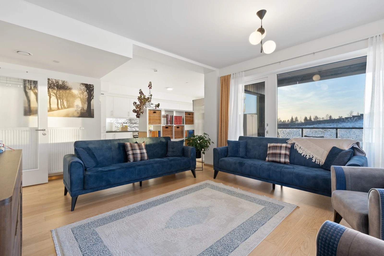 Oppvarming via vannbåren varme tilknyttet radiatorer - som gir en lun og behagelig innetemperatur. I stuen er det god plass til sofaløsning med tilhørende møblement. Galleribilde