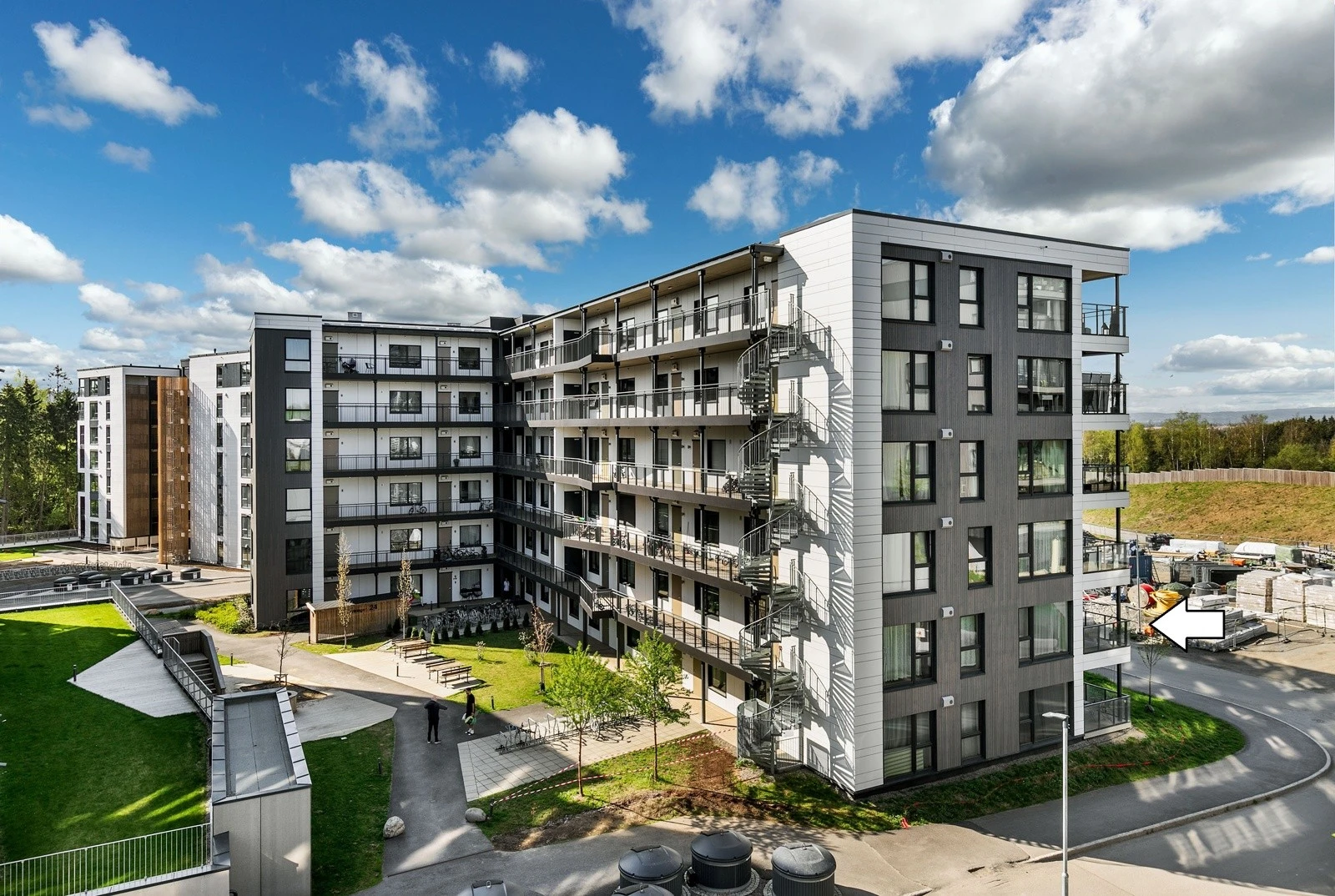 Området er i stadig utvikling så her vil du oppleve en god miks av ulike leilighetstyper, butikker og trivelige uteområder i årene som kommer. Gangavstand til Jessheim sentrum m/alt av servicetilbud og fasiliteter. Galleribilde