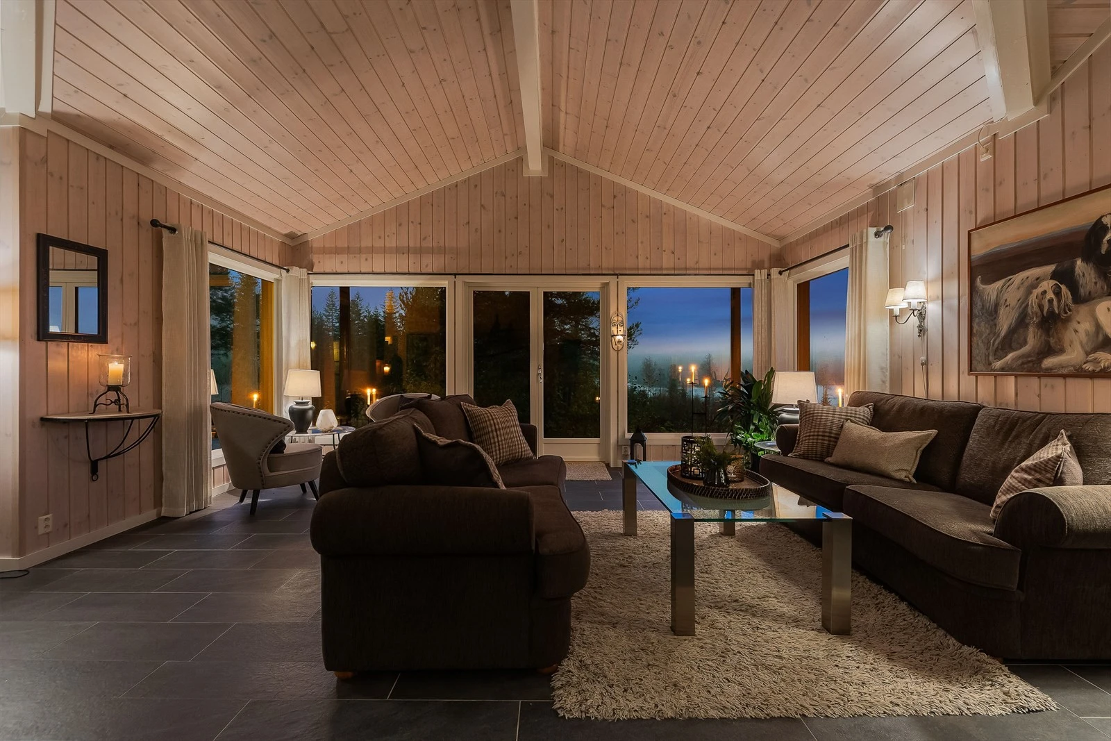 Stor stue med imponerende takhøyde og vinduer som slipper inn lys og utsikt Galleribilde