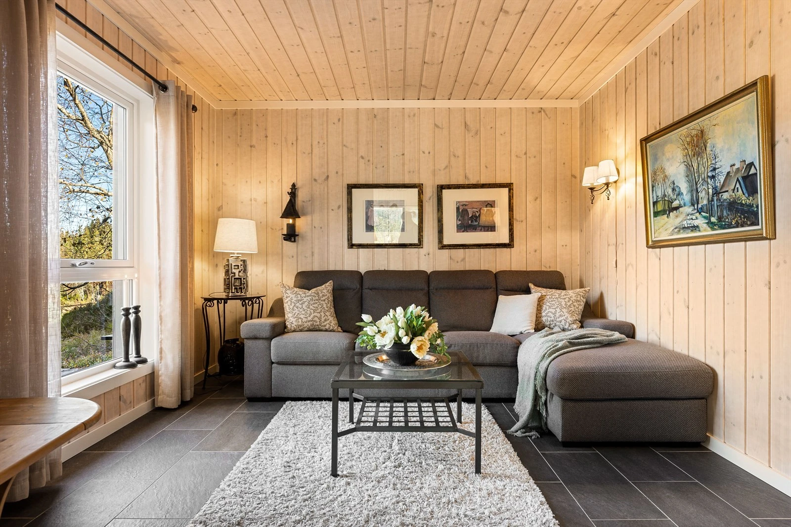 TV-stuen gir en ekstra sosial sone - perfekt for barna eller som en egen avslapningskrok Galleribilde