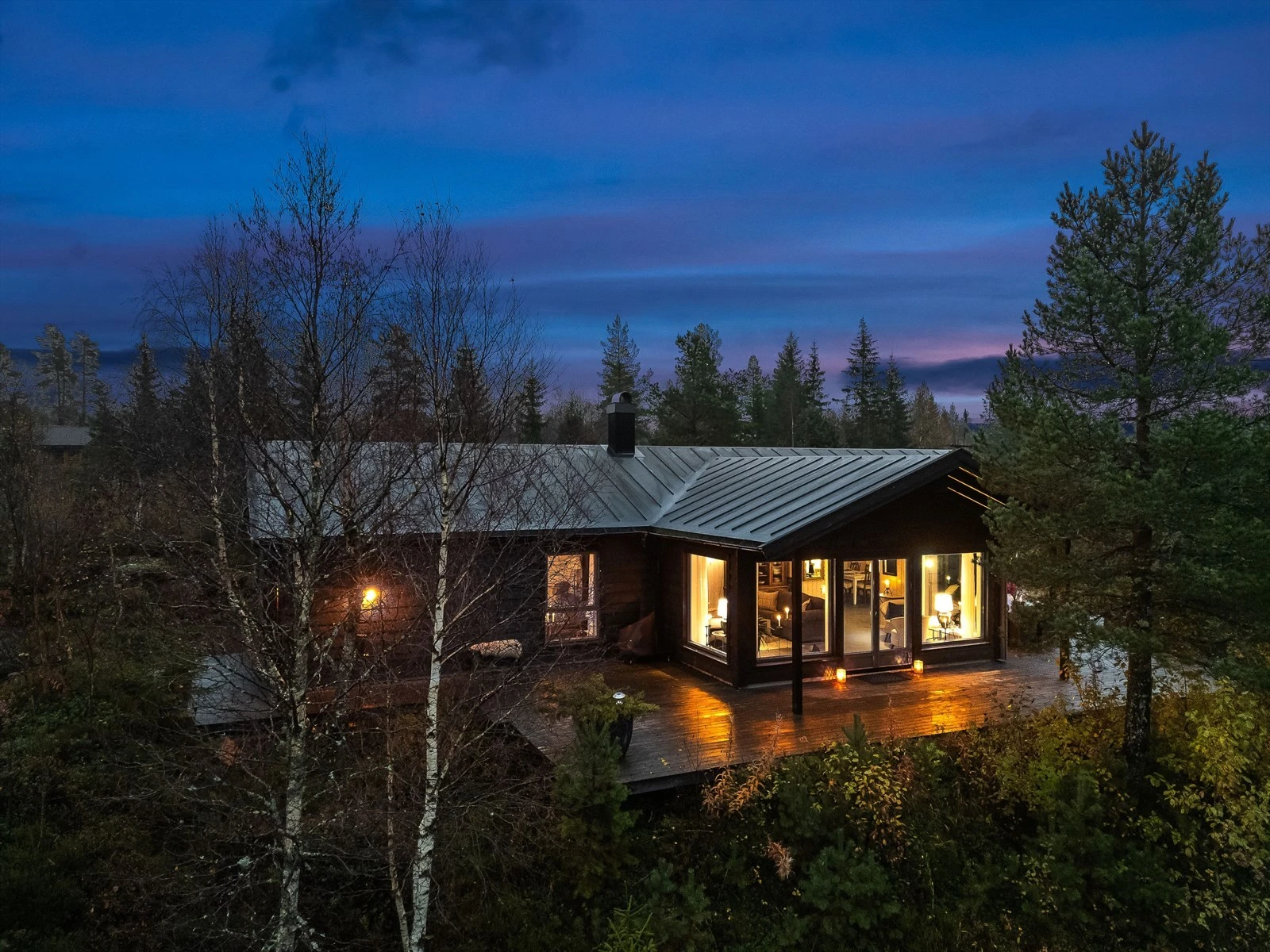 Det er utelys rundt hele hytta Galleribilde