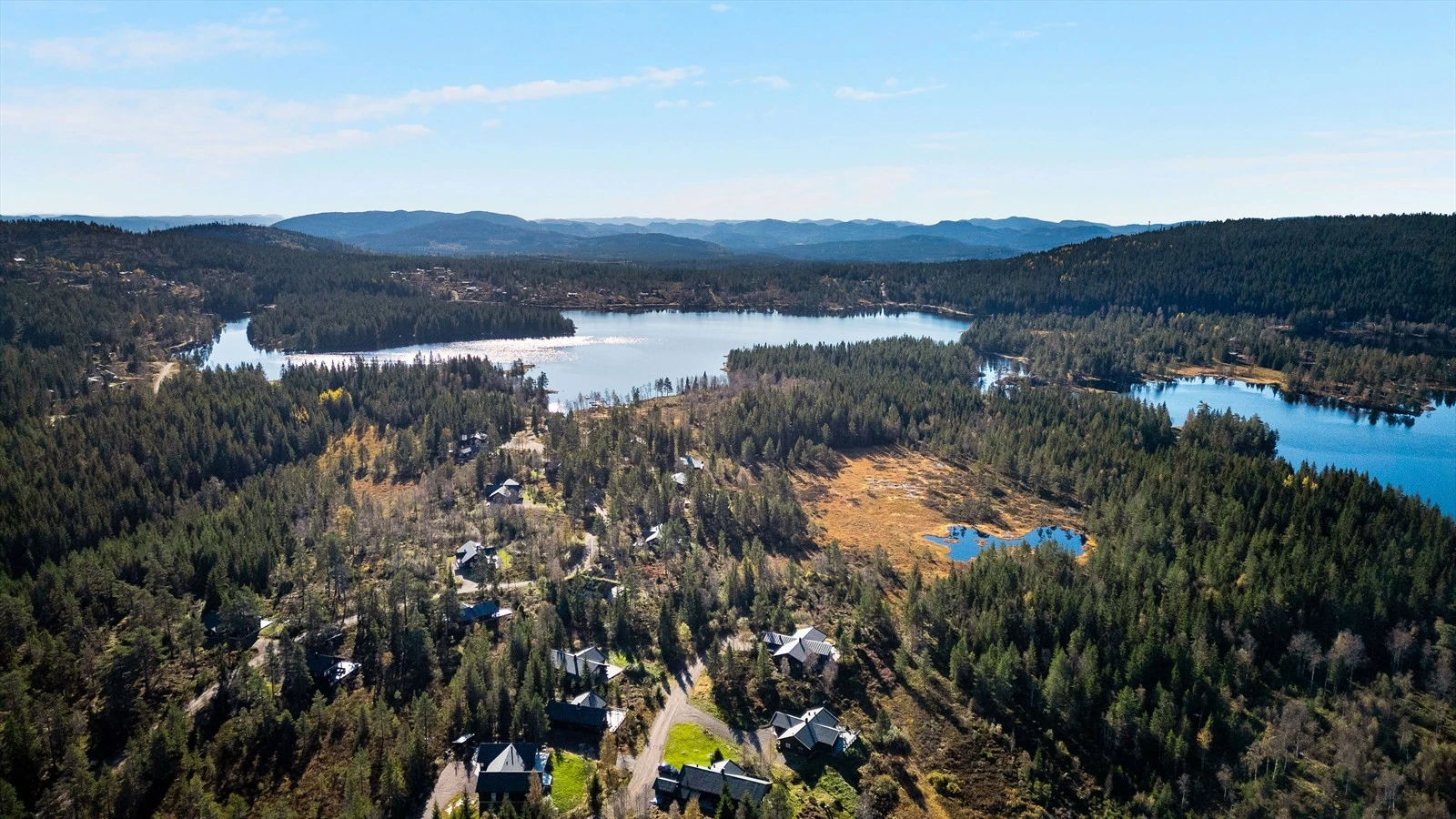 Det er i dag regulert slik at det ikke blir bygget noe ved siden av hytten, så her ligger en sist i rekken. Galleribilde