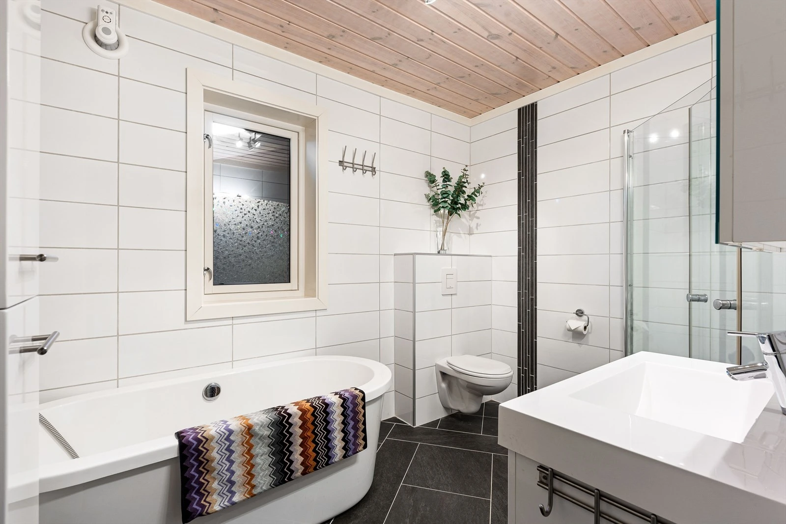 Delikat bad med dusjhjørne, badekar og moderne innredning Galleribilde