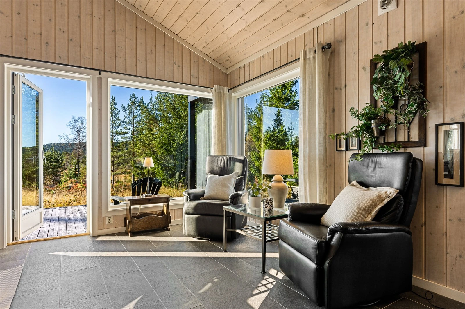 En liten sittegruppe v/kjøkkenet, perfekt som strikkekrok Galleribilde