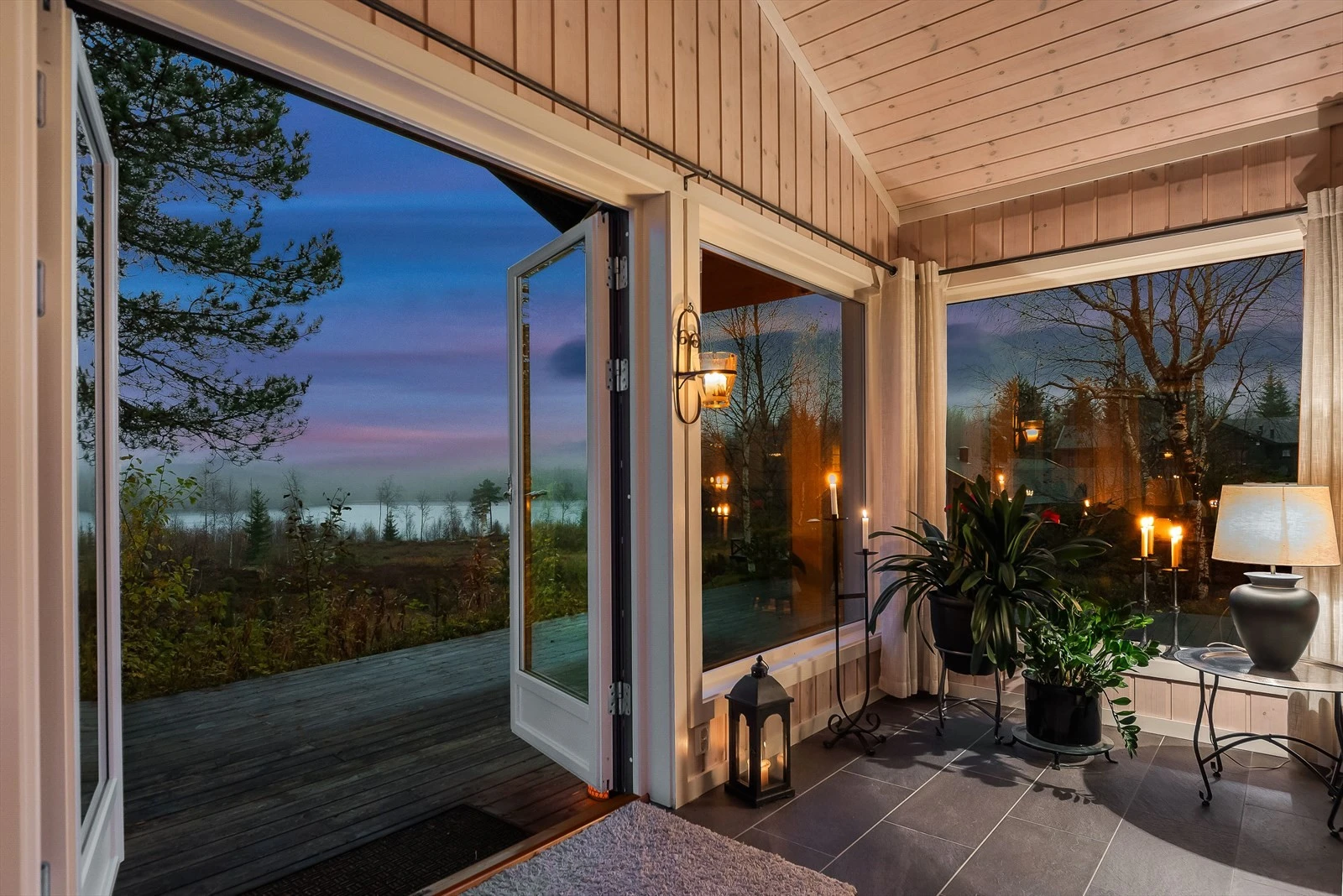 Hytta har nydelig utsikt utover Langvannet Galleribilde