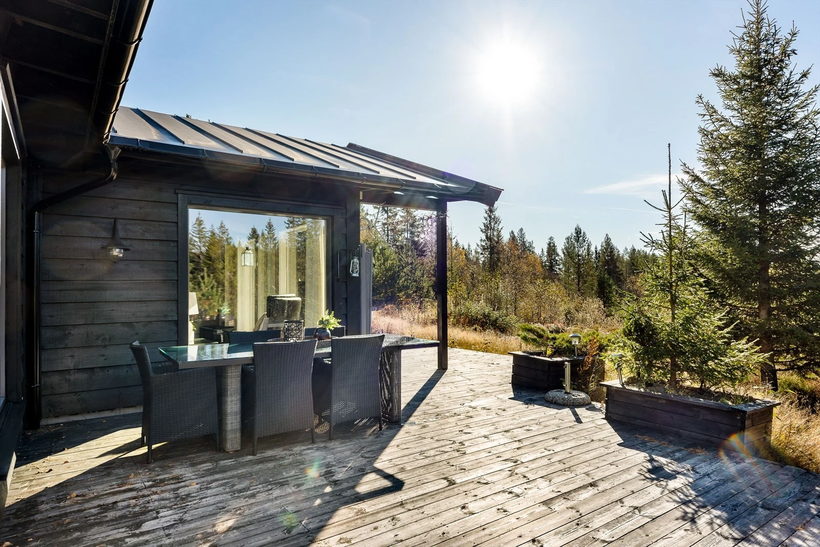 Hytta ligger usjenert til med fantastiske solforhold Galleribilde