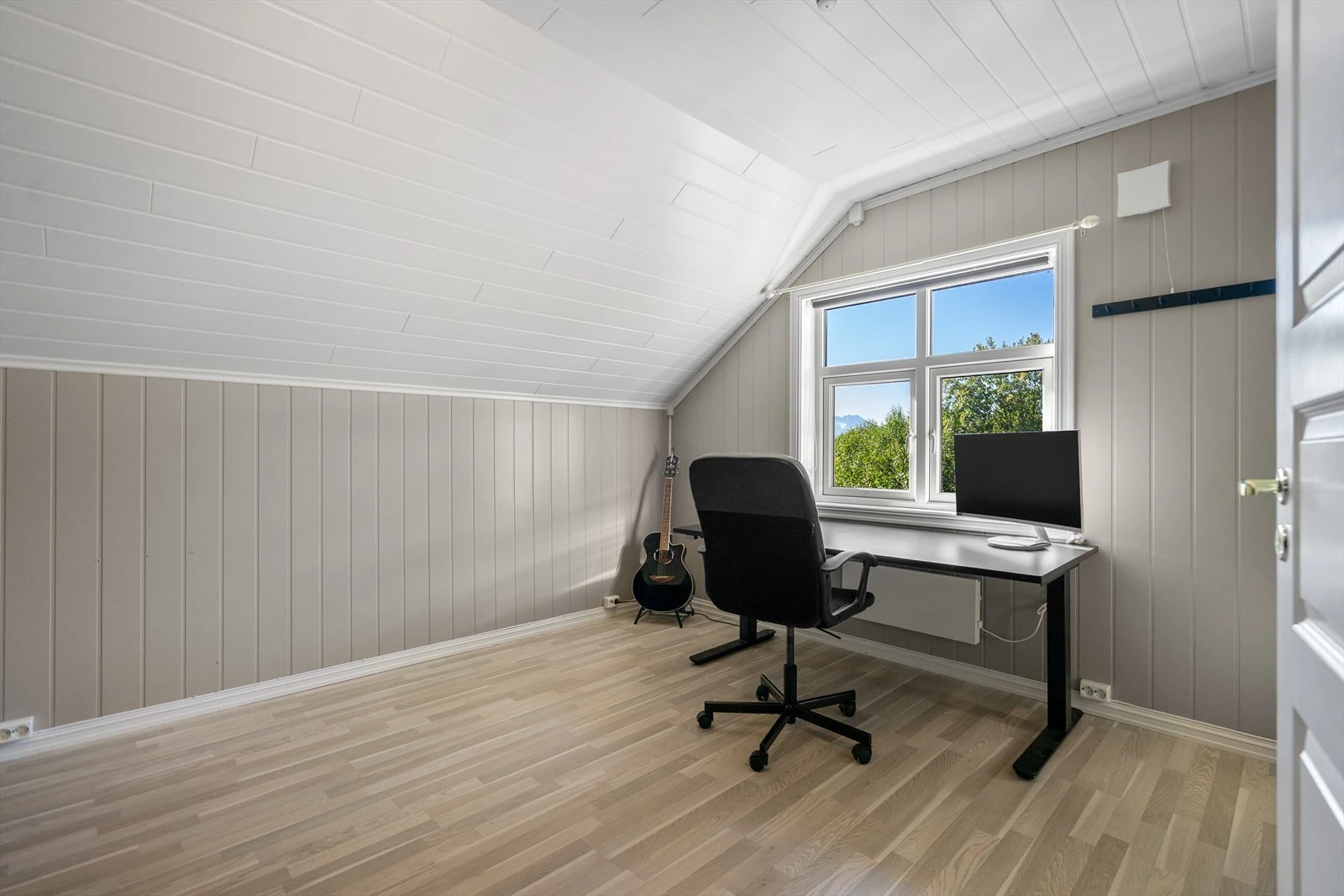 Soverom 3 - her er det god plass til seng, garderobe og kontorhjørne Galleribilde