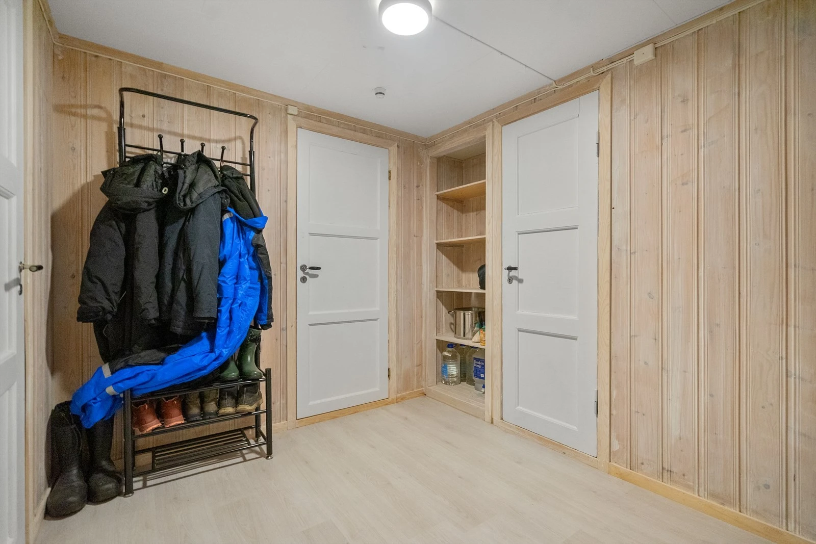 Kjeller med boder, toalettrom og gode oppbevaringsmuligheter Galleribilde