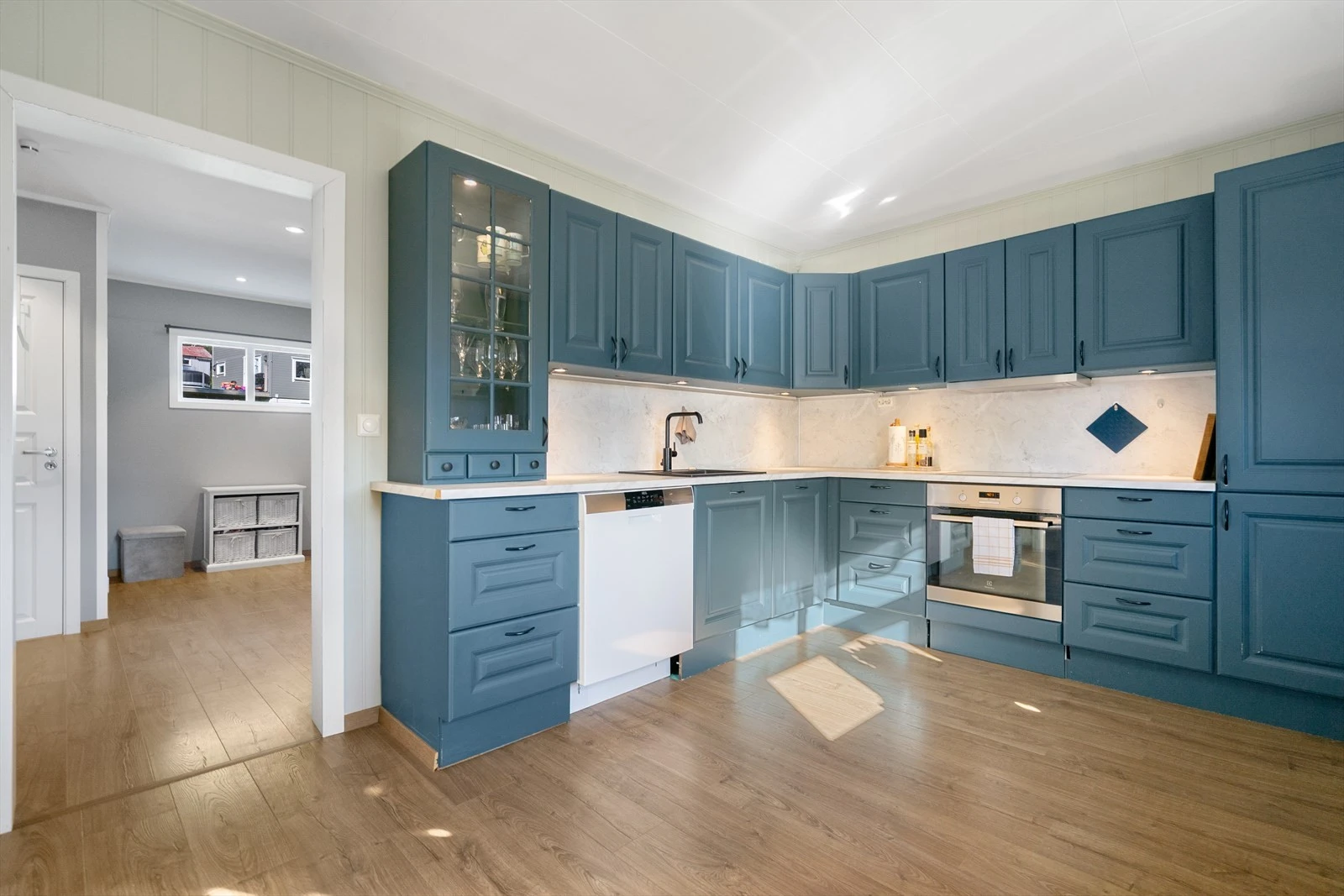 Et innbydende og funksjonelt kjøkken med god plass for matlaging Galleribilde