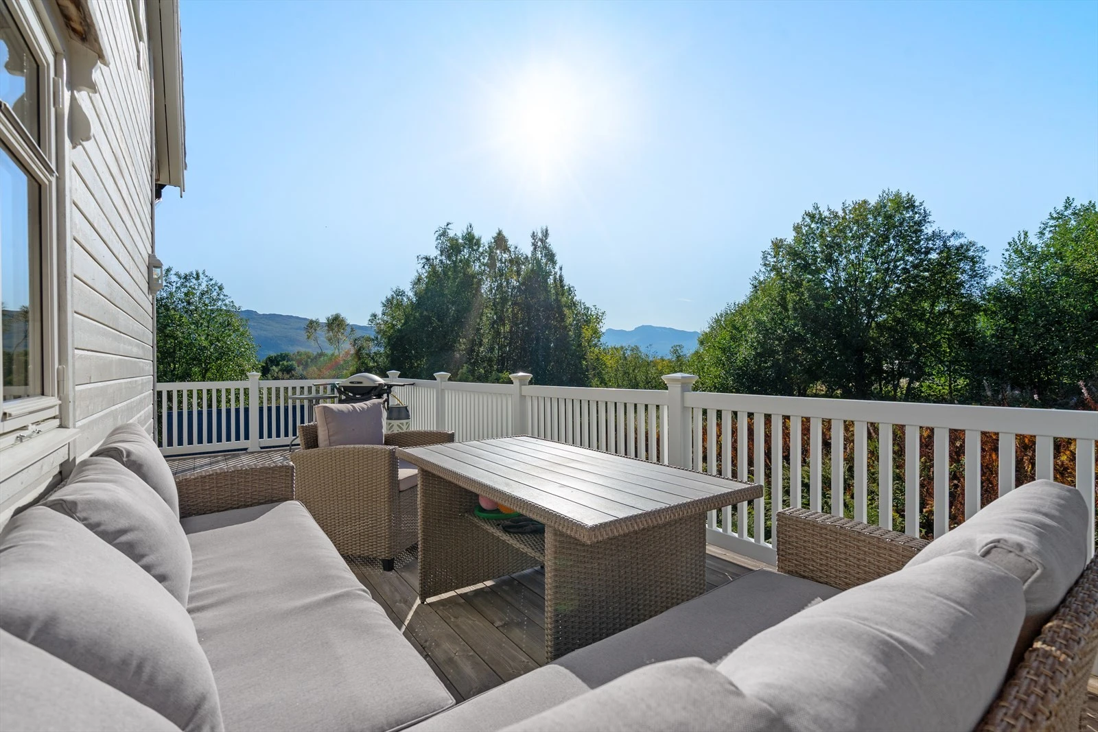 Her kan man nyte lange sommerkvelder med flott utsikt og solforhold som varer til sent på dagen Galleribilde