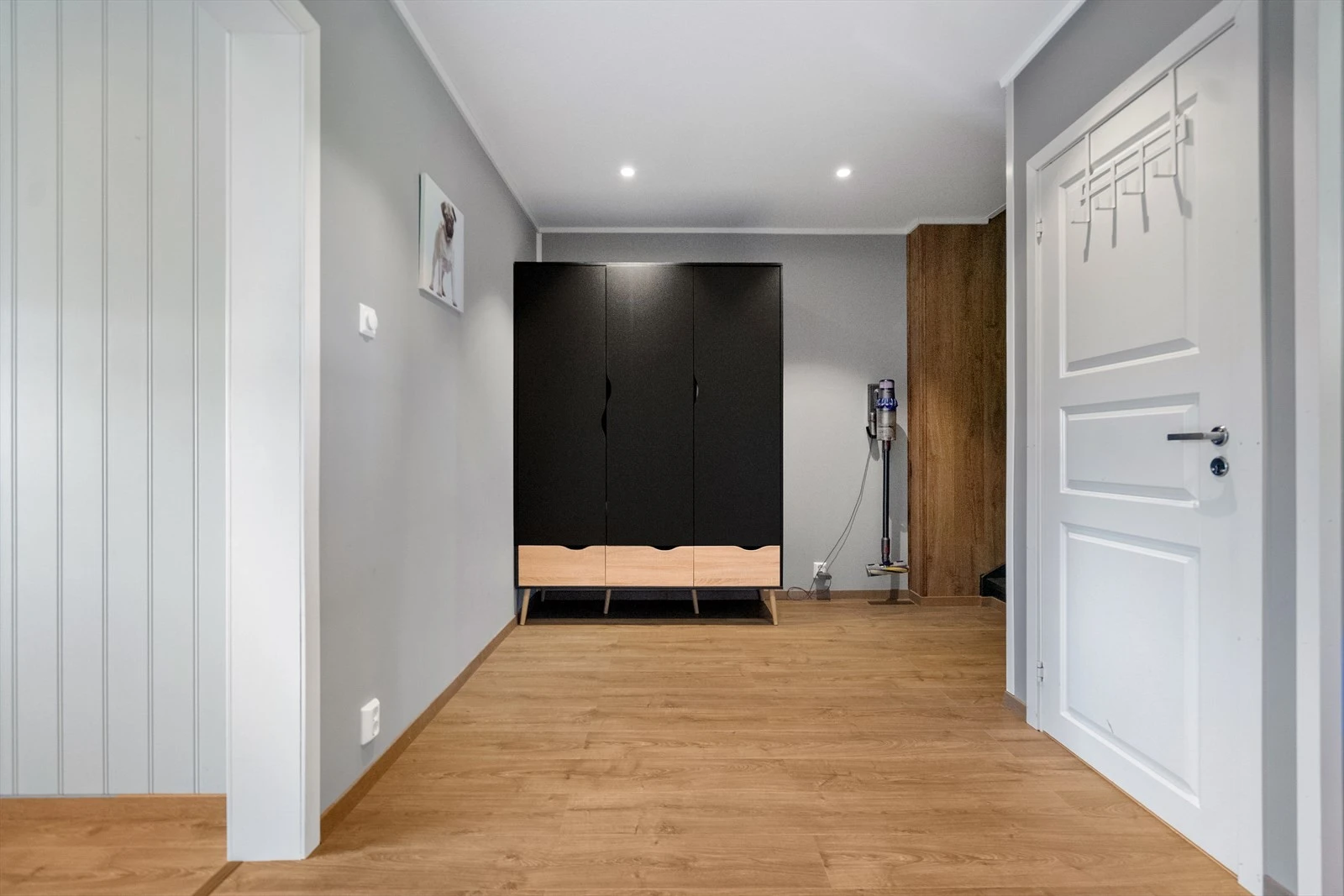 Fra entré kommer du videre inn i gang med god plass til garderobeskap Galleribilde