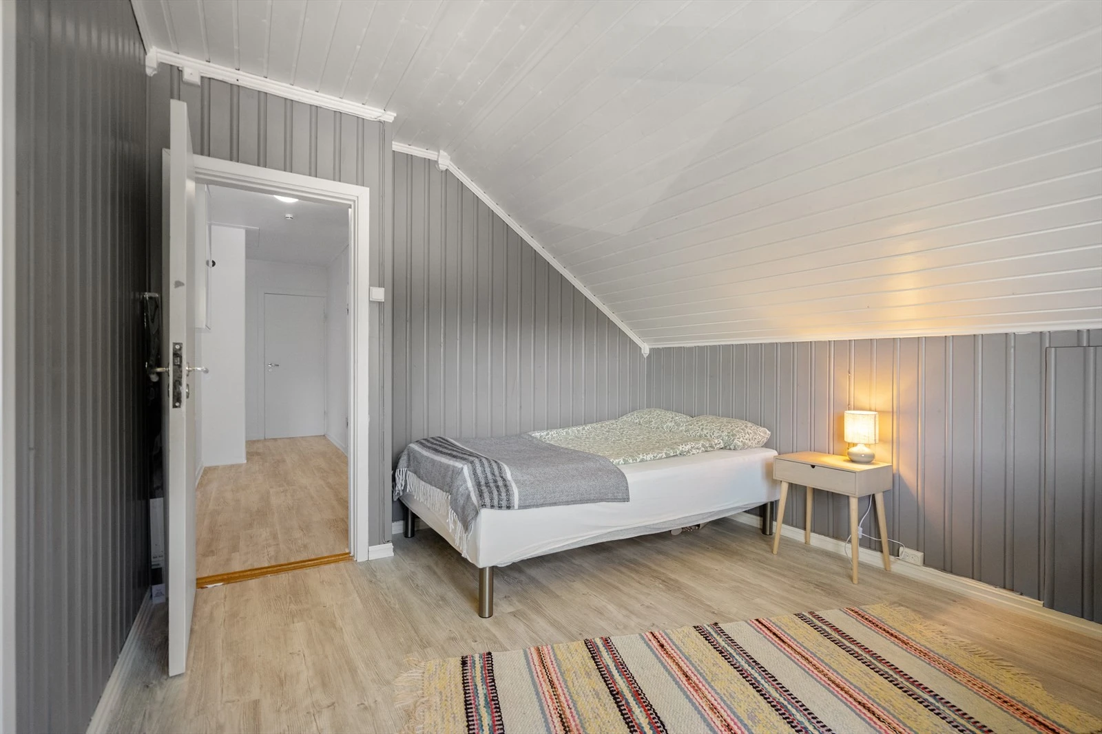 Praktisk planløsning med plass til både seng, kommode og nattbord Galleribilde